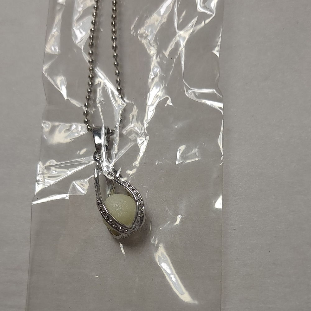 Fashion Jewelry Silver and Cream Pendant Necklace
